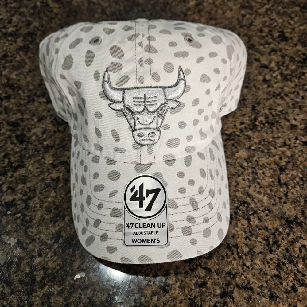 47 Brand Women's Adjustable Cap - Grey Chicago bulls